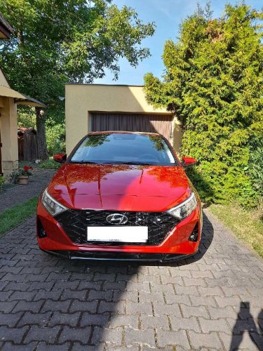 HYUNDAI i20 1,0 T-GDI, výbava Smart. Ujeto 9000 km. Koupen/registrován 23/29.8.2023. 1. majitel, vlastní garáž, servisní knížka, záruka a asistence do 8/2028. Perfektní stav (žádná havárie, žádná závada, nekuřácký vůz). NADSTANDARDNÍ VÝBAVA: Automat. převodovka•Červená metalíza Dragon Red Pearl •Sada Climate: vyhřívání předních sedadel a volantu, zadní tmavá skla•Kompletní zimní obutí: 4x disky kol+4x pneumatiky 195/55 R16. 4x pojistné matice kol•4x gumové koberce•Potahy sedadel a opěrek hlav.