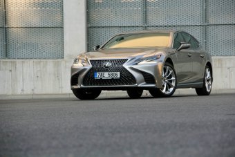 Lexus LS 500 – kancelář na benzin